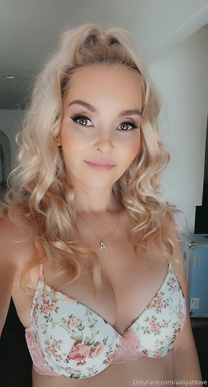 aaliyahlove Nude Leaked Photo #3