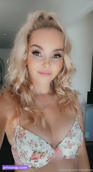 aaliyahlove Nude Leaked Photo #20