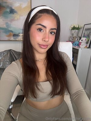 alethebratxo Nude Leaked Photo #12