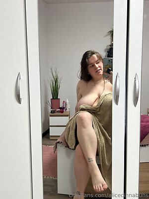 alicecinnabuns Nude Leaked Photo #19