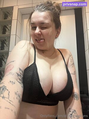alicecinnabuns Nude Leaked Photo #23
