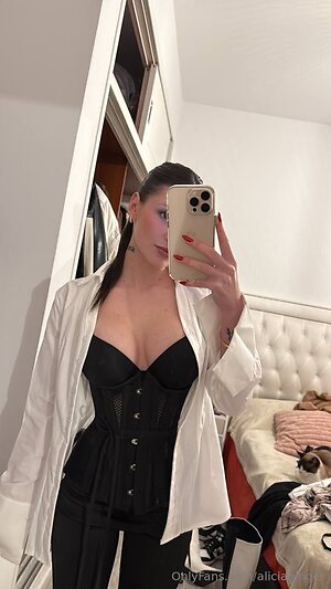 aliciaginger Nude Leaked Photo #3