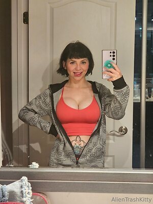 alientrashkitty69 Nude Leaked Photo #2
