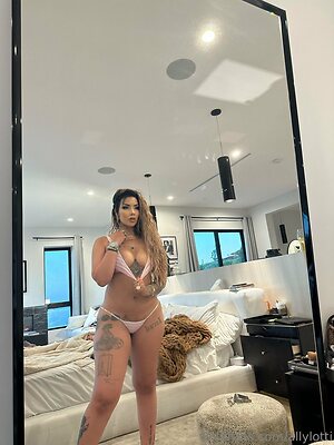 allylotti Nude Leaked Photo #5
