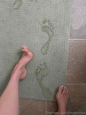 amylouisev Nude Leaked Photo #14