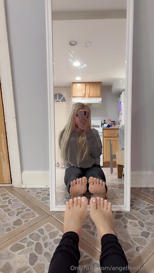 angelfeetbella Nude Leaked Photo #6