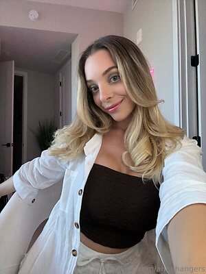 annahangers Nude Leaked Photo #2