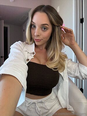 annahangers Nude Leaked Photo #4