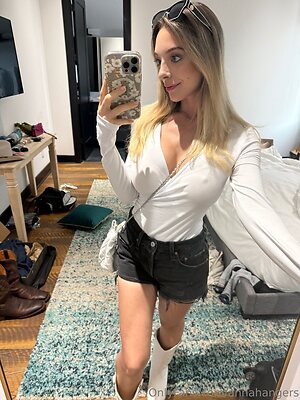 annahangers Nude Leaked Photo #5