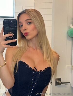 annahangers Nude Leaked Photo #12