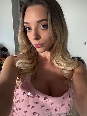 annahangers Nude Leaked Photo #18