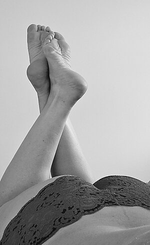 barefootpantease Nude Leaked Photo #5