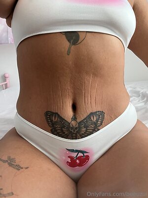 beeuzui Nude Leaked Photo #14