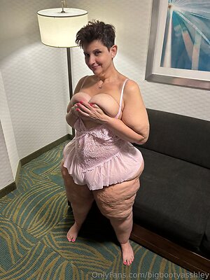 bigbootyasshley Nude Leaked Photo #28