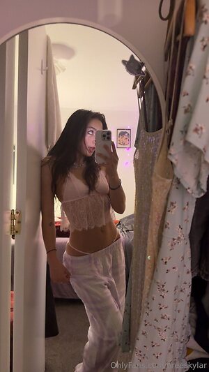 breeskylar Nude Leaked Photo #4