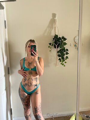 bugurl Nude Leaked Photo #11