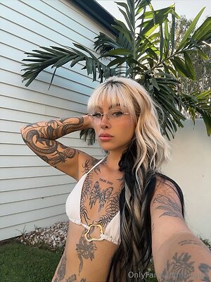 bugurl Nude Leaked Photo #30