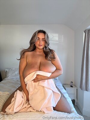 bustyhollyfree Nude Leaked Photo #4