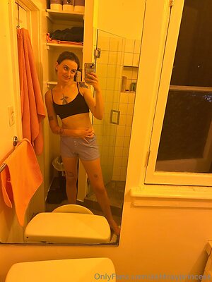 clownprincesskylie Nude Leaked Photo #6
