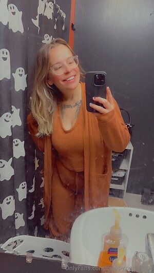 creepypeachesx Nude Leaked Photo #4
