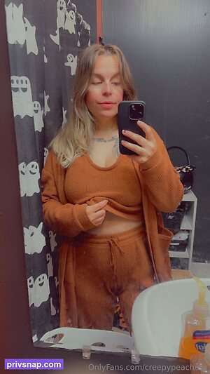 creepypeachesx Nude Leaked Photo #26