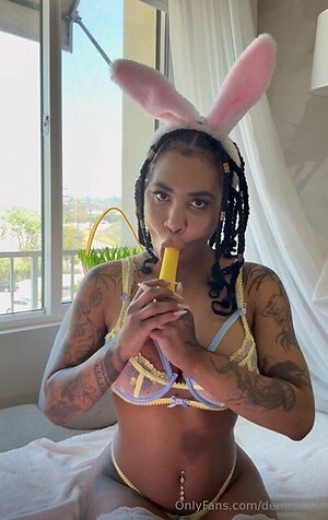 demisutra Nude Photos