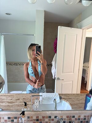emiiixox Nude Leaked Photo #8