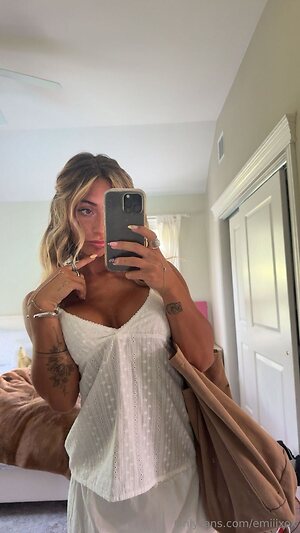 emiiixox Nude Leaked Photo #46