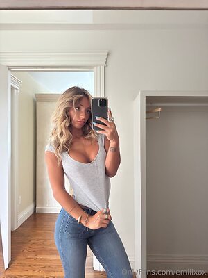 emiiixox Nude Leaked Photo #48