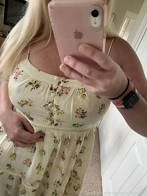 emjanderson79 Nude Leaked Photo #15