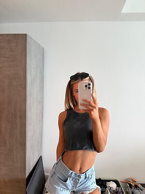 emmilyelizabethh Nude Leaked Photo #4