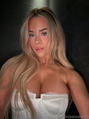 emmilyelizabethh Nude Leaked Photo #38