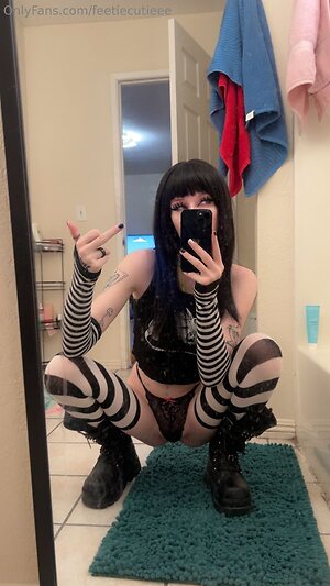 feetiecutieee Nude Leaked Photo #15