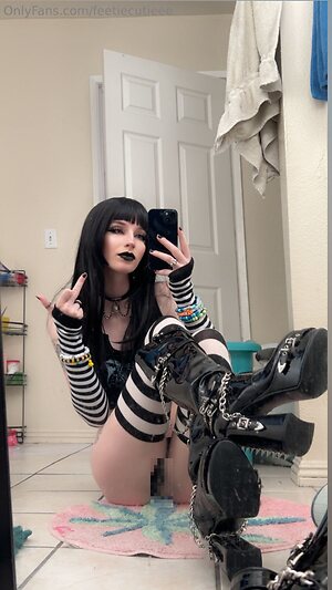 feetiecutieee Nude Leaked Photo #41