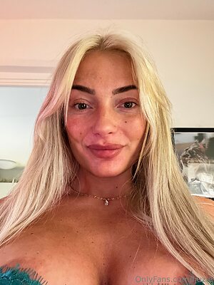 fjuzie Nude Leaked Photo #4