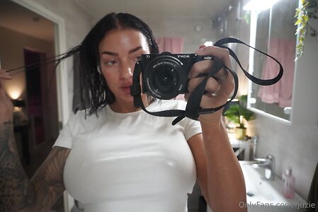 fjuzie Nude Leaked Photo #21
