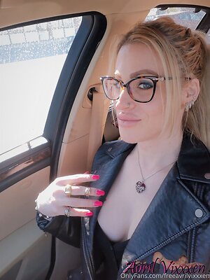 freeavrilvixxxen Nude Leaked Photo #15
