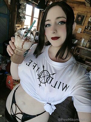 freemikomihokina Nude Leaked Photo #12