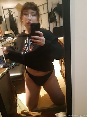 grrraves Nude Leaked Photo #34