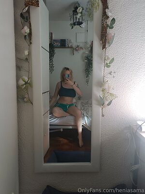 heniasama Nude Leaked Photo #6