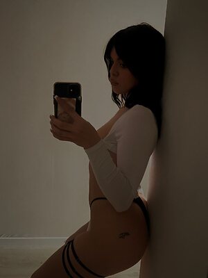 heyheyzzy Nude Leaked Photo #3
