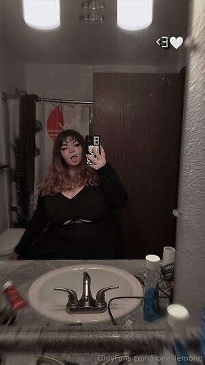 honeiilemonn Nude Leaked Photo #2