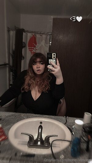 honeiilemonn Nude Leaked Photo #4
