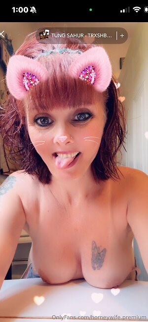 horneywife premium Nude Leaked Photo #4