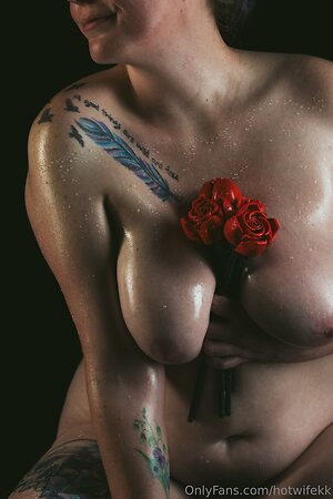 hotwifekk Nude Leaked Photo #5