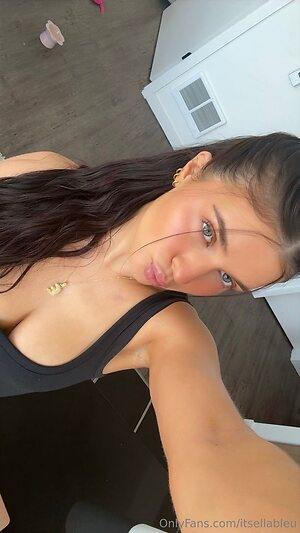 itsellableu Nude Leaked Photo #21