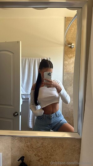 itsellableu Nude Leaked Photo #22