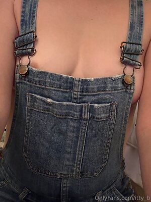 itty b Nude Leaked Photo #13