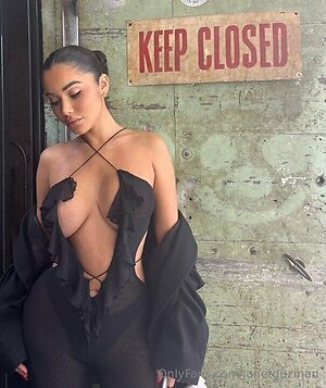 janetguzman Nude Leaked Photo #9