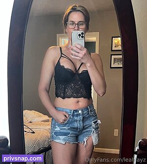 leahlayz Nude Leaked Photo #28